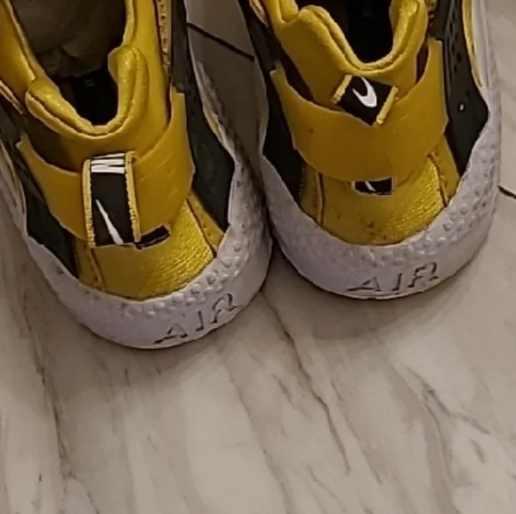 Nike Bright Yellow and Black Athletic Shoes - Picture 3 of 5